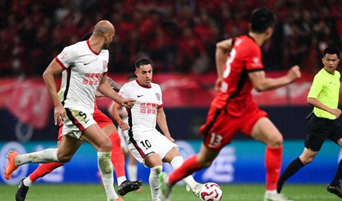 中超第八轮：海港1-3不敌成都，颜骏凌失误成焦点