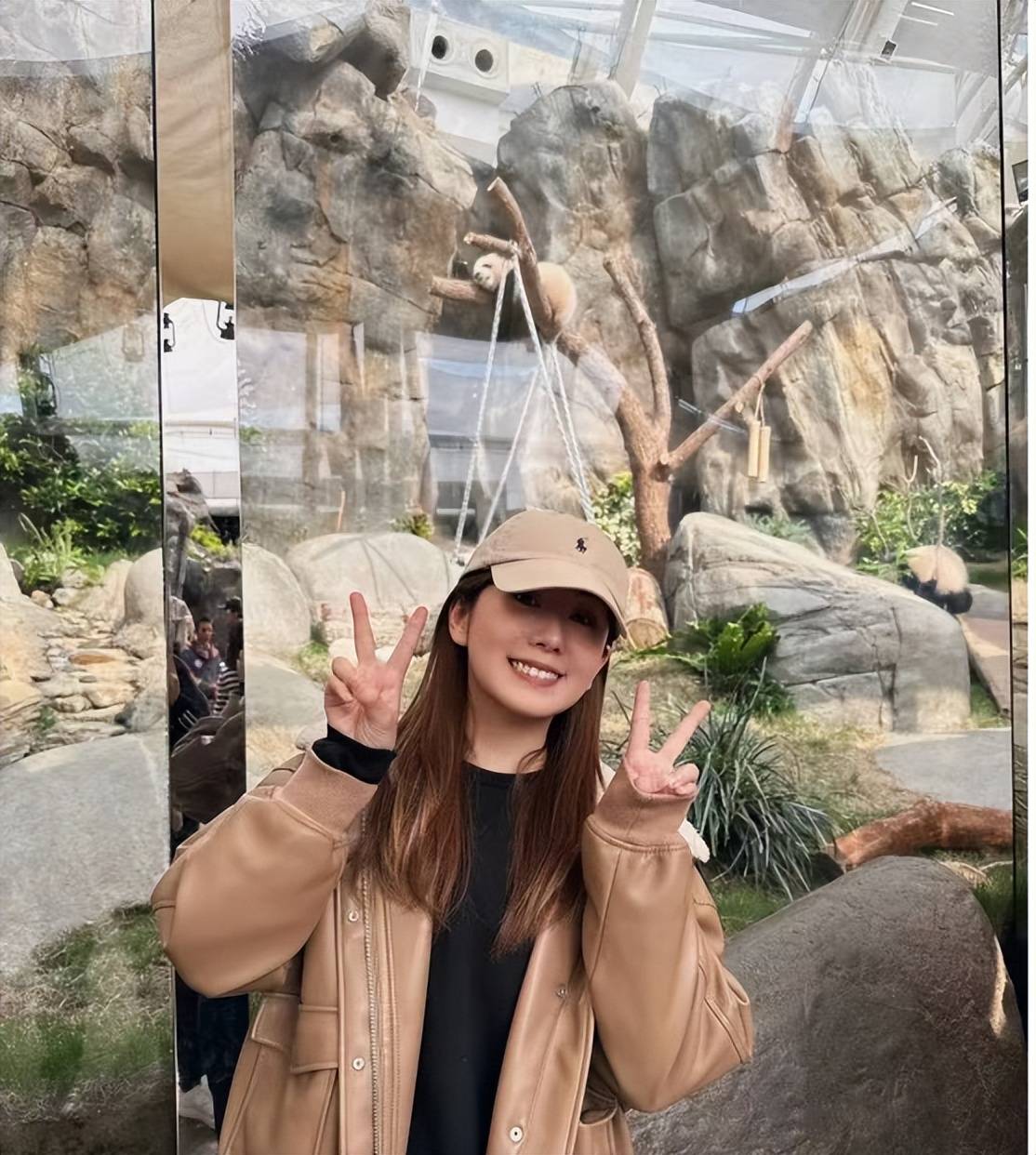 甚至有评论指出陈嘉慧在生下孩子后除了显露疲惫之色似乎还带上了