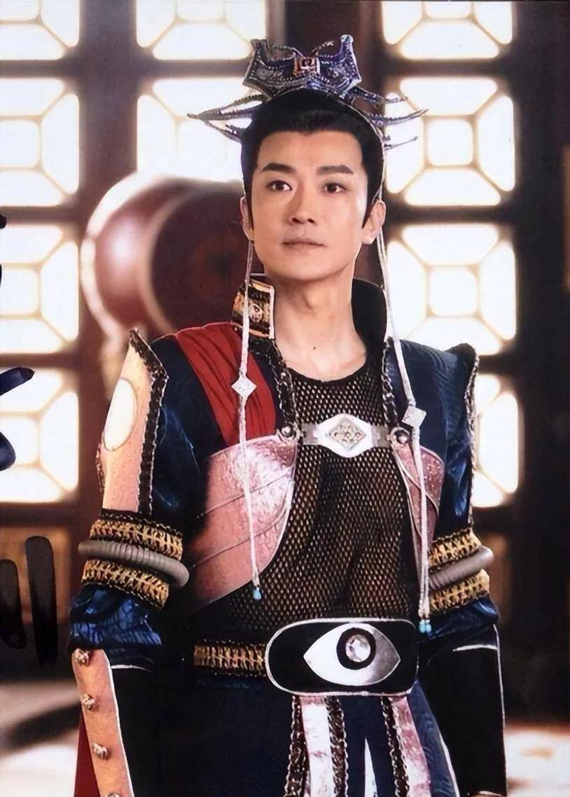 新版《封神英雄榜》即陈键锋版,李进荣饰演的二郎神杨戬,风度翩翩,与