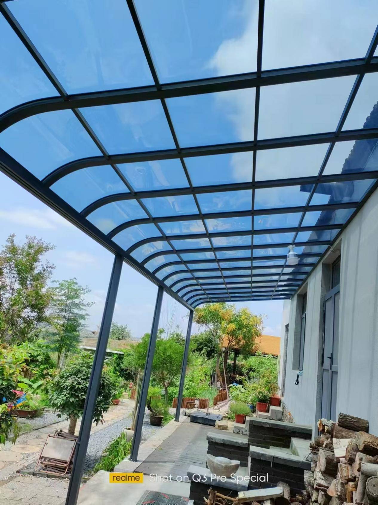 铝合金雨棚:打造现代简约风格的户外休闲区