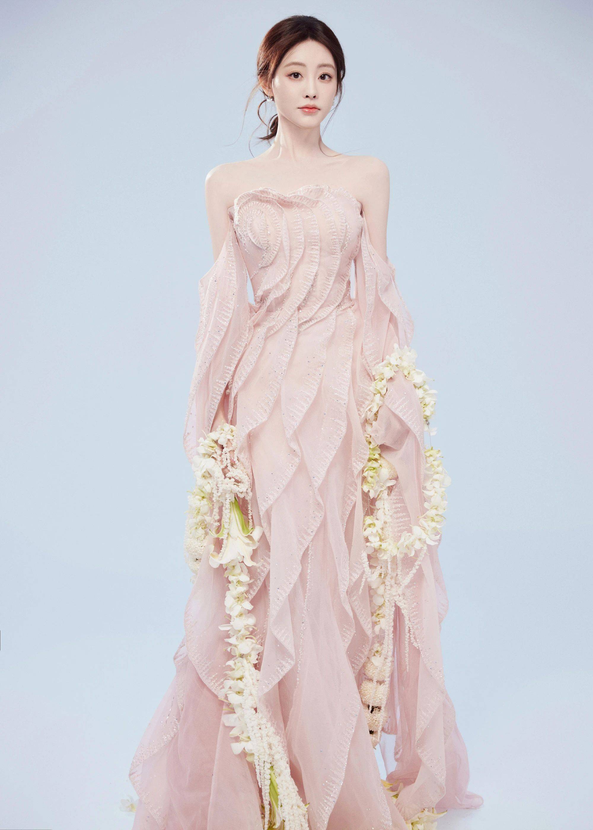 祝绪丹粉色抹胸裙化身花仙子,笑容甜美仙气爆棚!