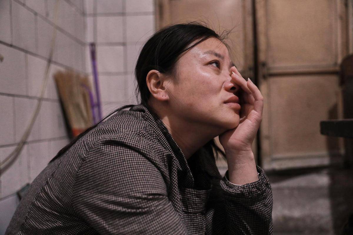 是男是女呀!"女儿说的话,让何自彩更加的难过,她抱着大女儿痛哭流涕