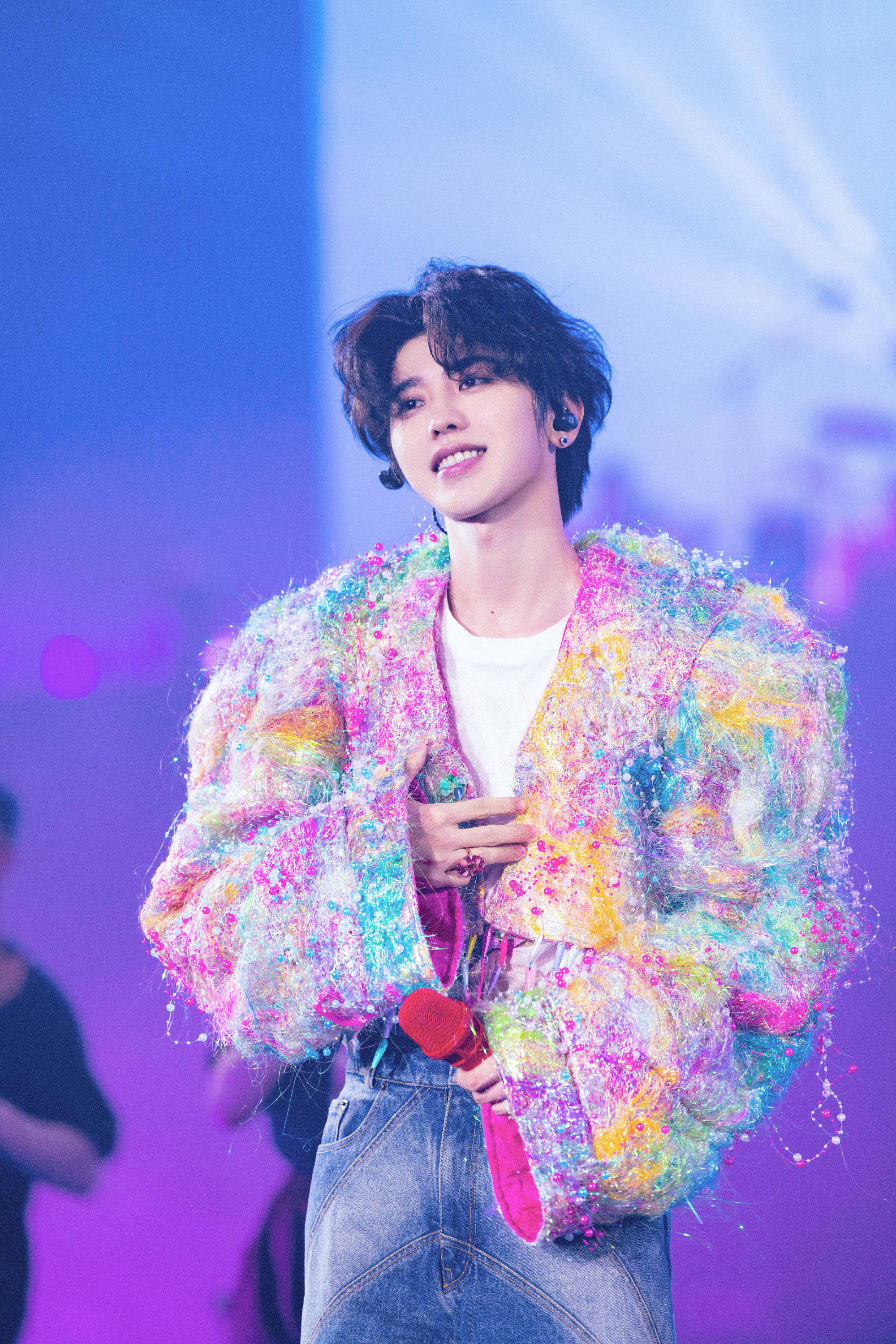 蔡徐坤复出的首次直播突然被封,说是英文说得太多了,翻译不过来