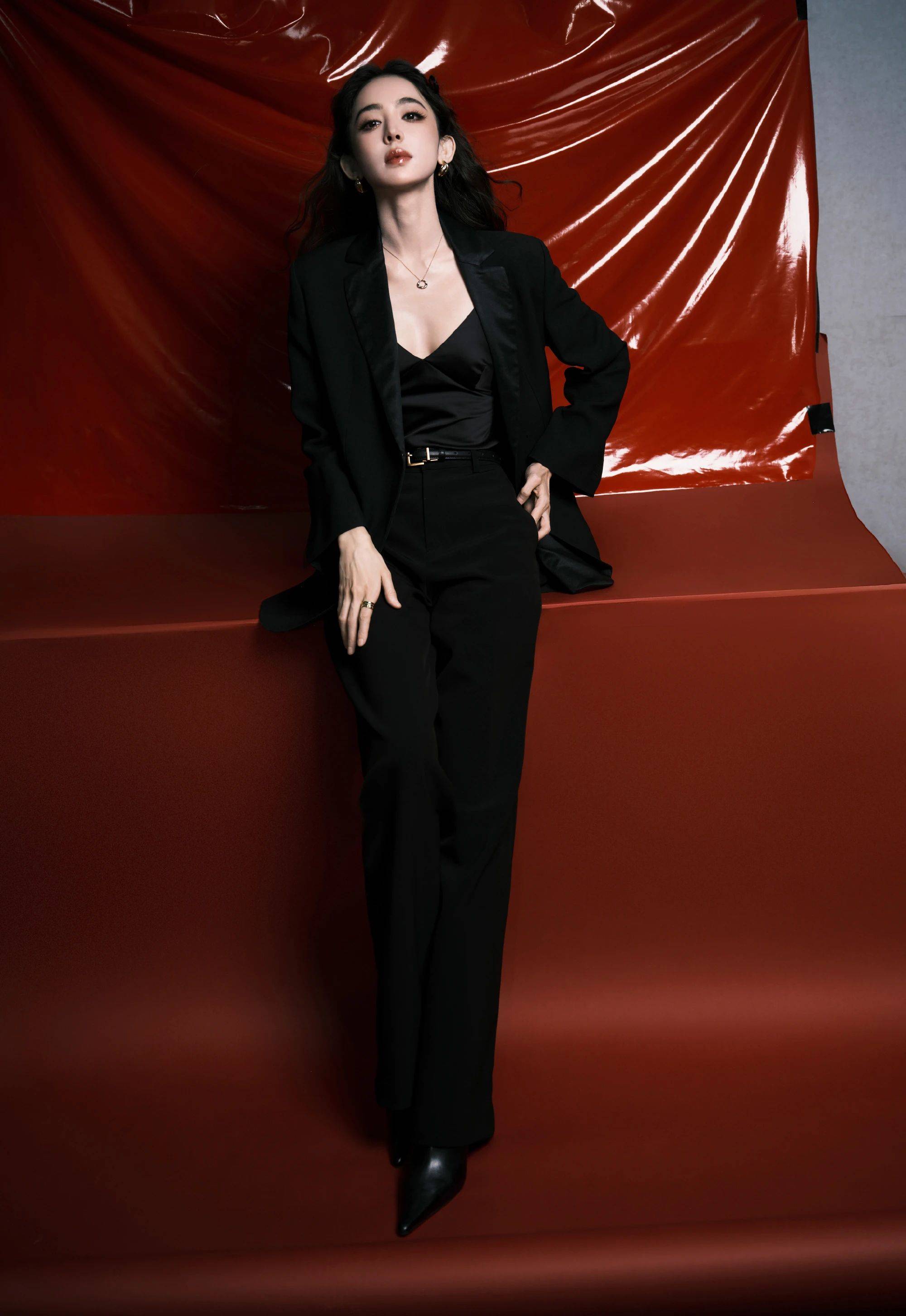 古力娜扎:黑西装造型 a 爆全网,性感时髦又辣又飒!