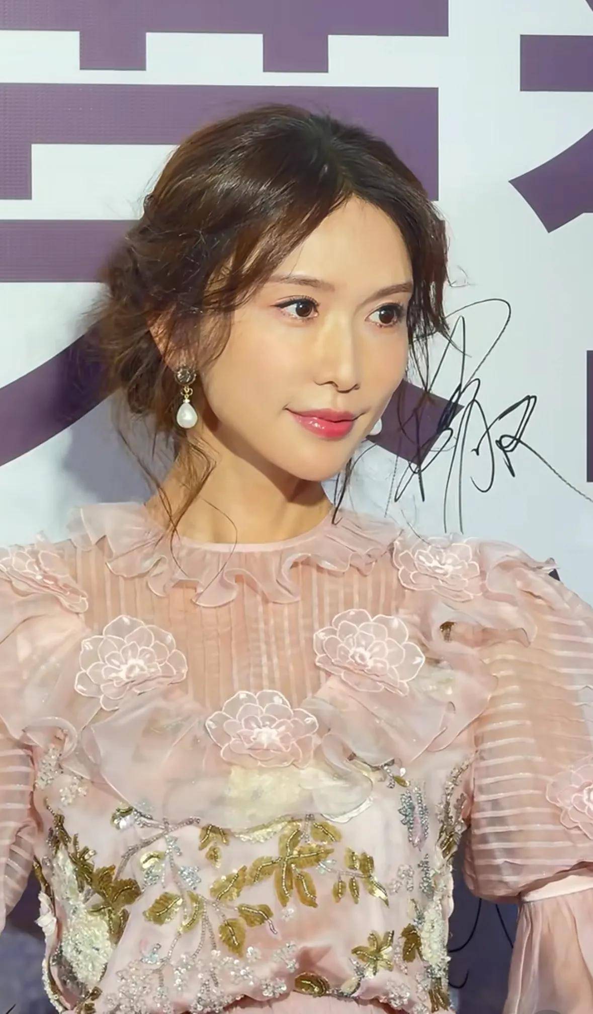 北影节生图孙俪弯腰和杨紫握手金晨鼻子歪了林志玲僵了