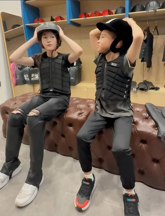 李小鹏一家出行被偶遇!12岁奥莉高颧骨遗传妈妈,不如甜馨长得美