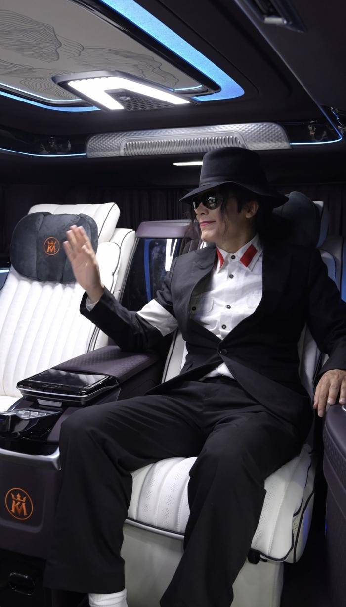 王杰克逊闪耀2025上海车展:经典太空舞步点燃科技与艺术跨界狂欢