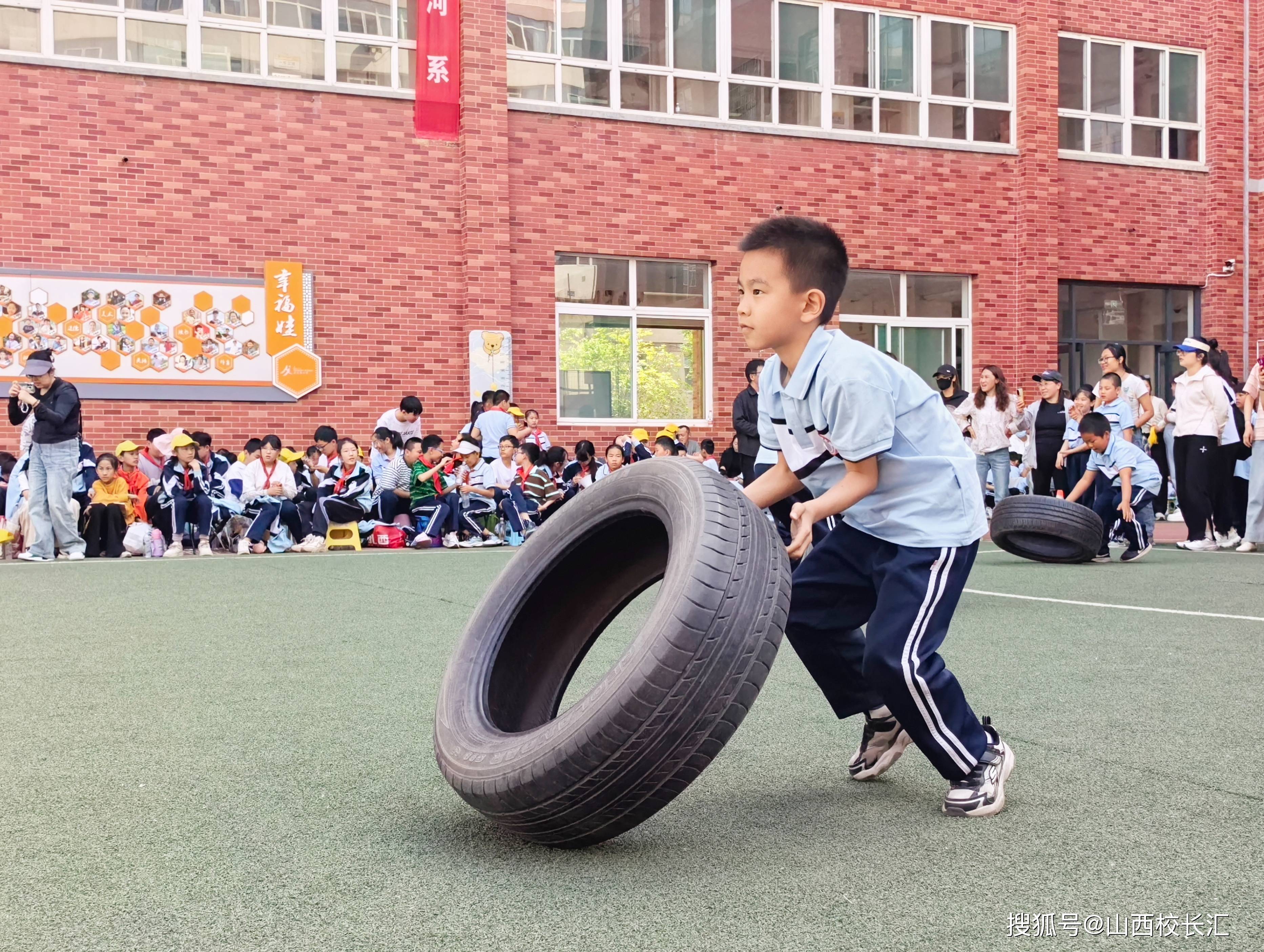 他们挥舞双臂奋力奔跑,稚嫩的脸庞写满坚毅;"星陨之力"翻轮胎接力中