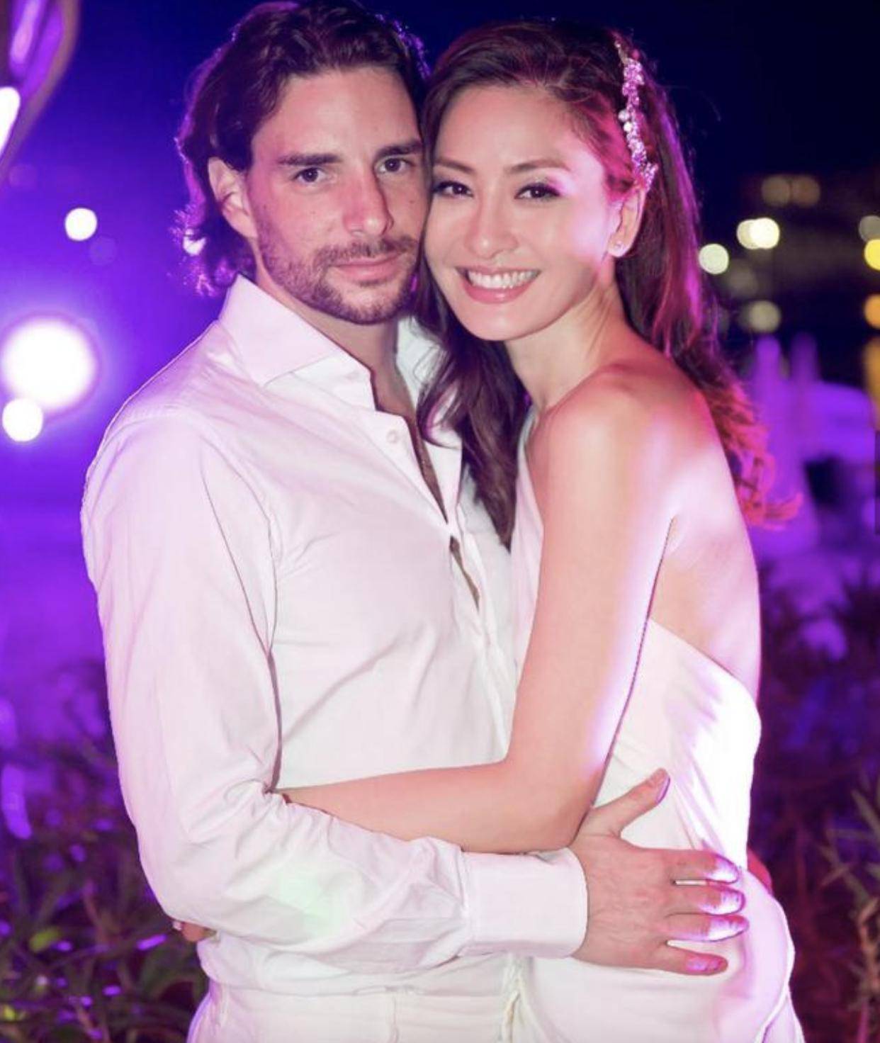 周汶锜为外籍丈夫庆生,丈夫长发络腮胡,抱俩儿子表情冷酷