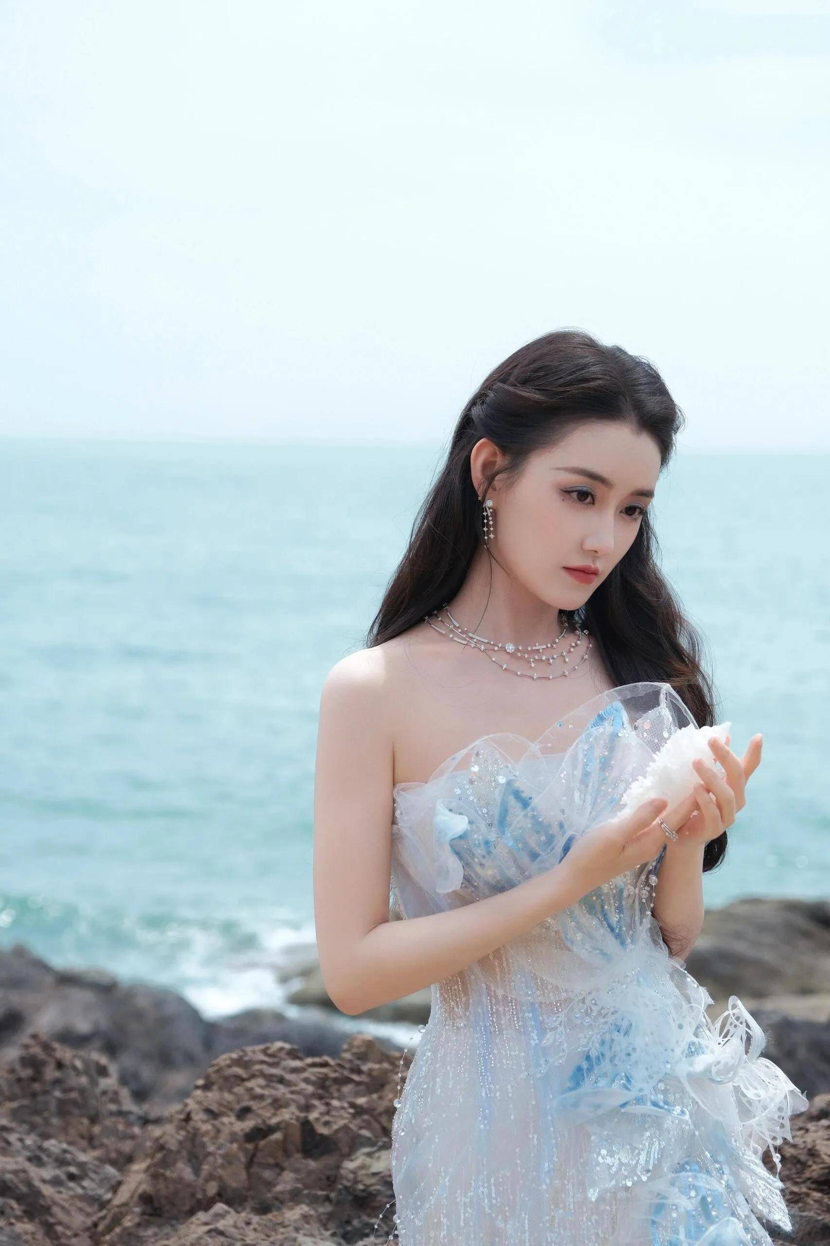 原创蒋依依一袭渐变蓝白的抹胸鱼尾礼服仿佛是从童话中走出的公主