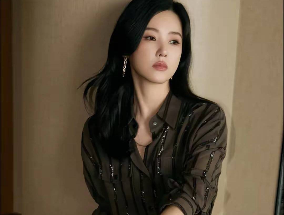 杨子珊黑丝长腿壁纸释出,成熟魅力满屏,网友:这气质绝了!_造型_女性_从容