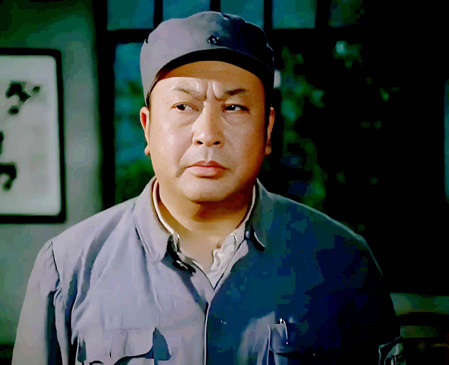 (刘锡田与影迷合影)10多年拍摄下来,刘锡田的耳朵竟变大