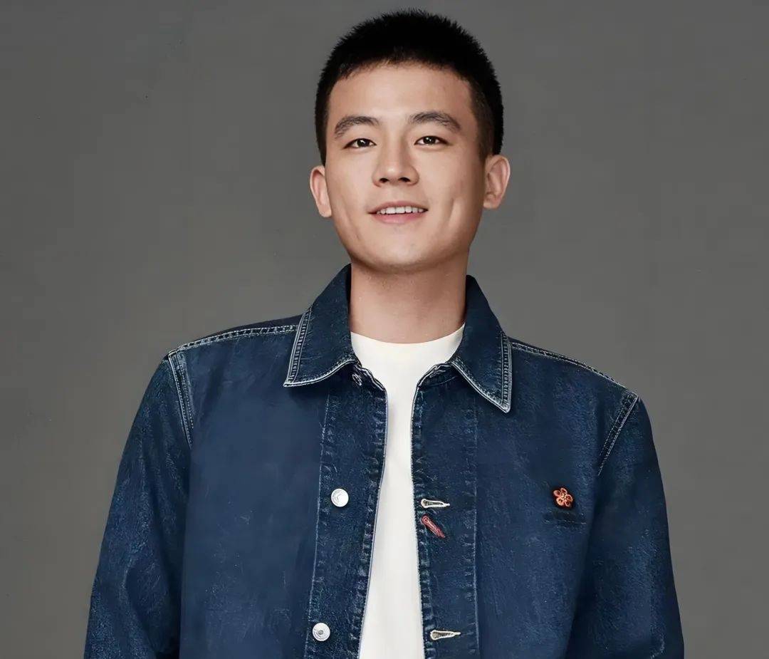 刘德华欧豪黄奕罕见同框!57岁天王与33岁硬汉热聊,黄奕气质绝佳