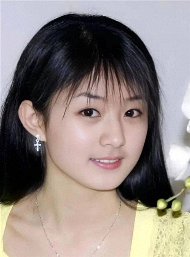 小时候赵丽颖萌态十足,长大如出水芙蓉,靓丽大方无比
