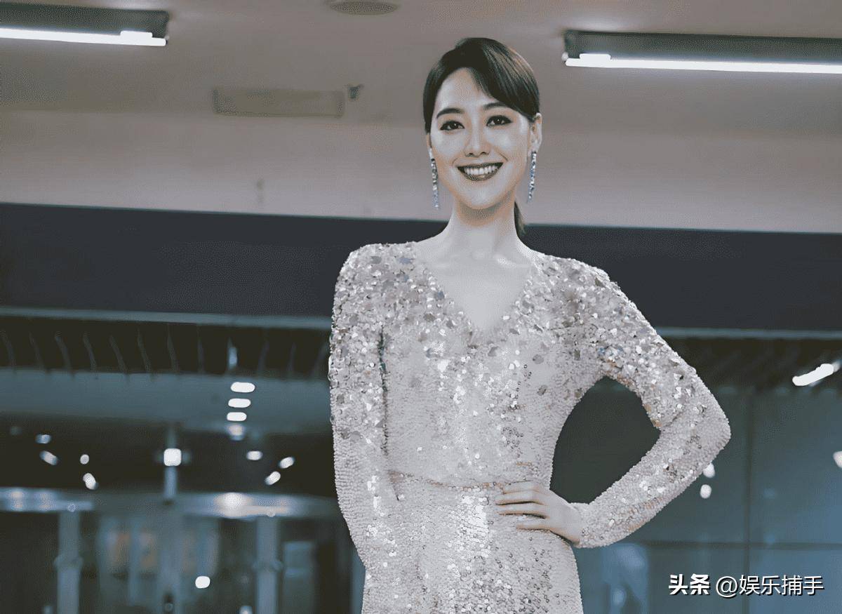 被传私生活混乱,嫁尼格买提,一张夫妻合影让王冠"口碑逆袭"