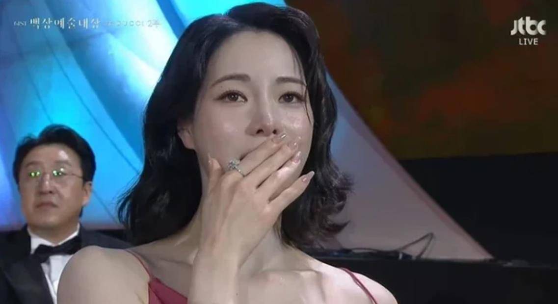 全度妍荣获“第61届百想大赏影后”,林智妍激动落泪 插图2 全度妍荣获“第61届百想大赏影后”,林智妍激动落泪 插图2