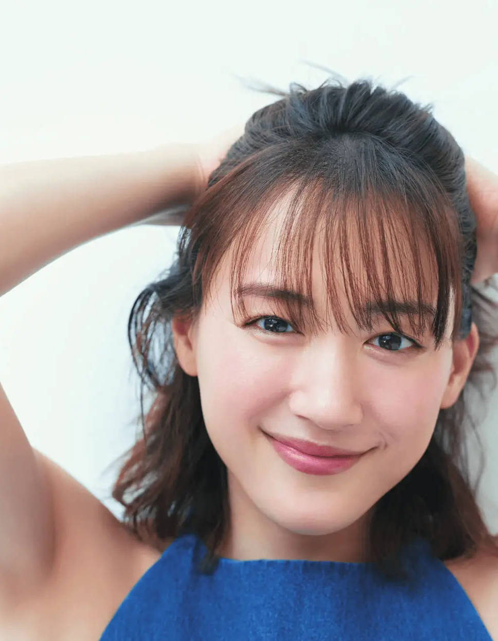 绫濑遥性格阳光开朗,常被称为"天然呆",在私下则幽默风趣,擅长模仿