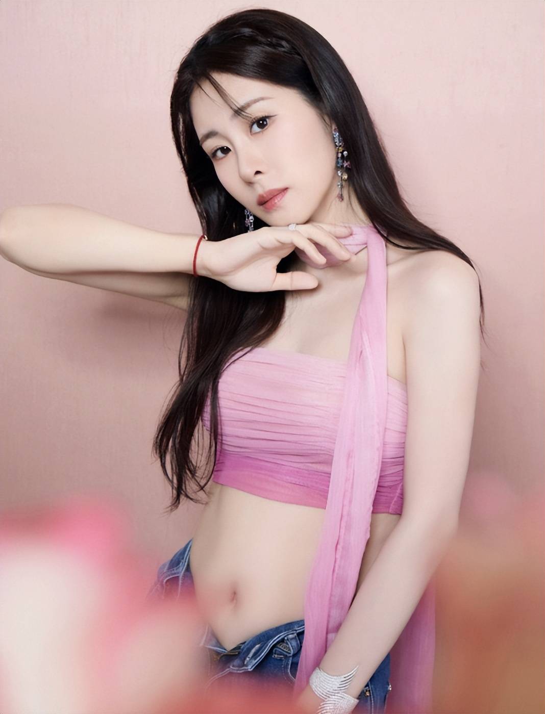 张碧晨肚子恢复惊人,牛仔裤不系扣子,毫无生育痕迹