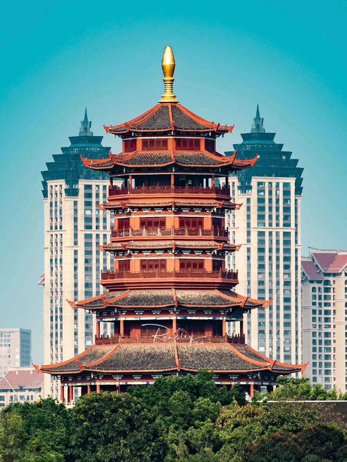 厦门集美塔,建筑总高度79.5米,是全国第二,福建省最高的仿古塔