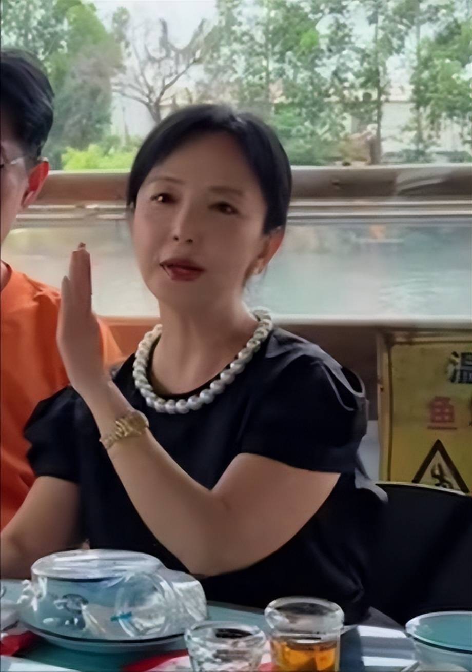 曝62岁黄安已经与原配离婚?携现任聚会,戴硕大珍珠大赞对方漂亮