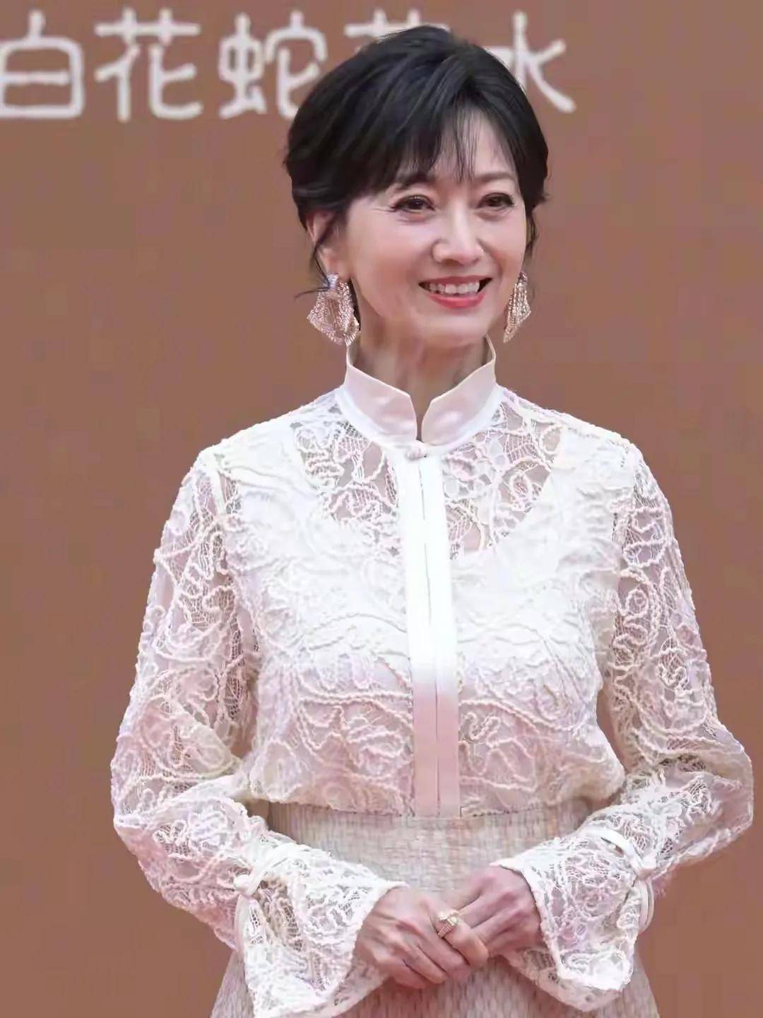 71岁赵雅芝华表奖惊艳全场,岁月不败美人,皱纹成优雅勋章