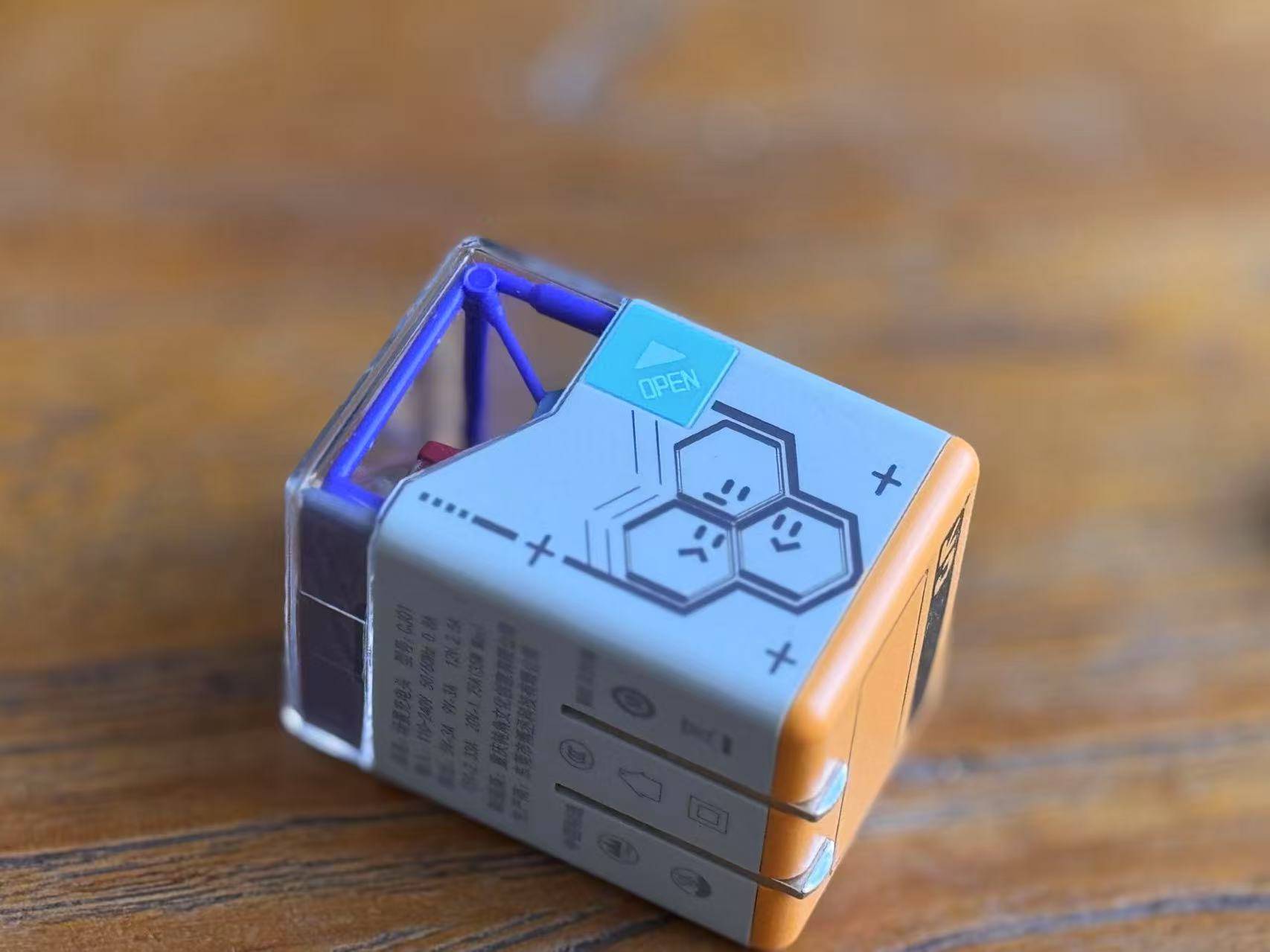 透明机甲下的充电革命——让你的生命中充满光