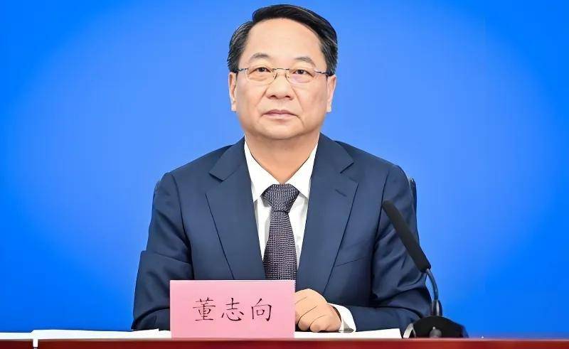 我们一起看看他的简历:看看这个人形象,梳个背分,带个眼镜,看起来一副