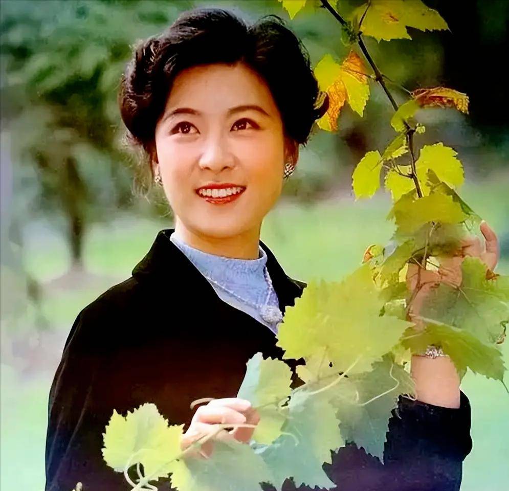 80年代顶流女星王馥荔,丈夫为她冒险被开除,现状如何?