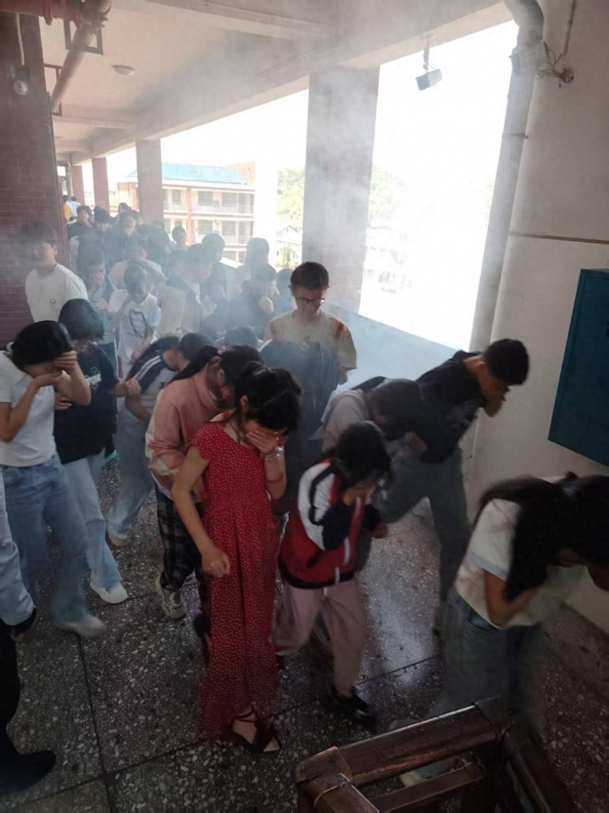 浓烟中的生命课堂:新邵县坪上镇老山学校开展消防安全演练