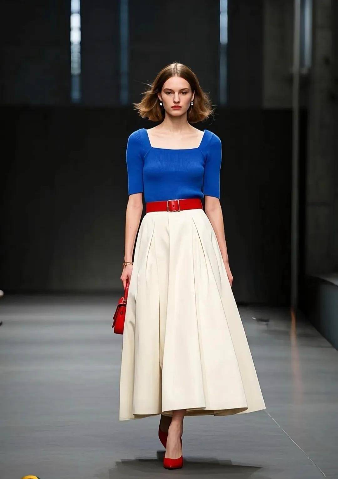 以上就是今天的分享,如果你是初次尝试撞色搭配,可先从配饰入手,比如