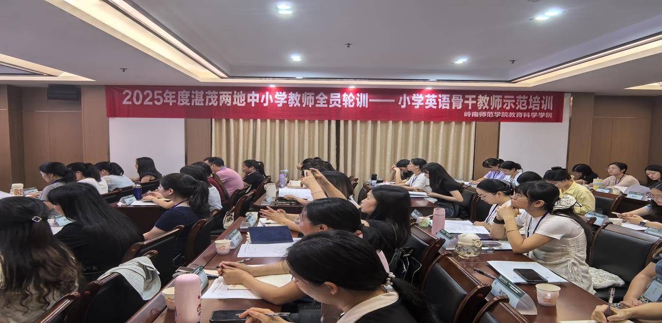 台下,老师们全神贯注,眼神中闪烁着求知的光芒