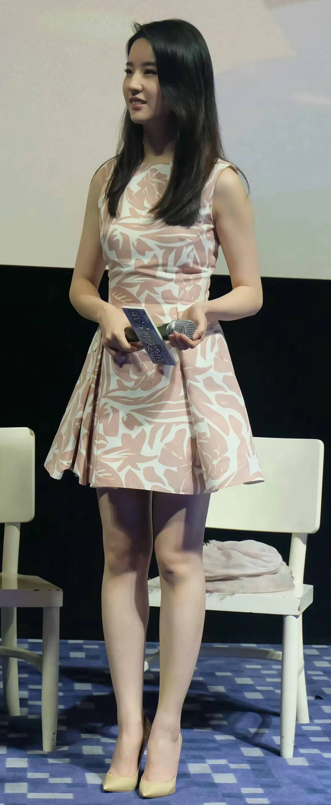 刘亦菲粉色短裙配裸色高跟鞋,优雅气质成焦点