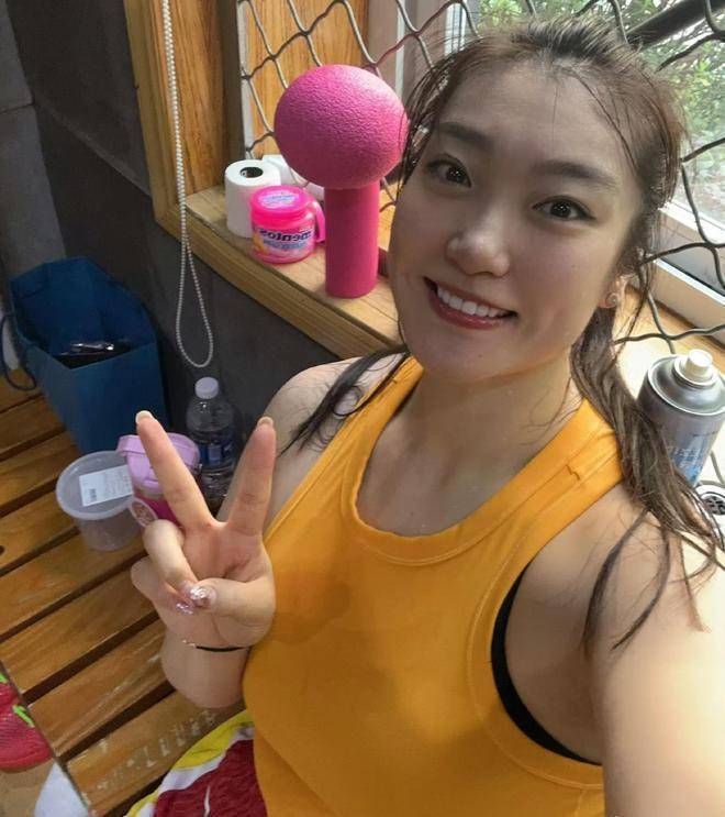 退役生子，李梦离开女篮？素颜现身，谁注意她体型变化，张隆看懂