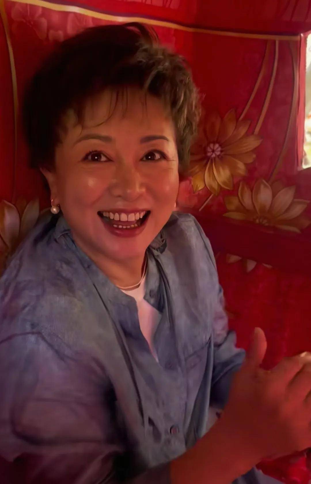 68岁候天来旅游被涓子偶遇,《女人不再沉默》两位主演20年后同款