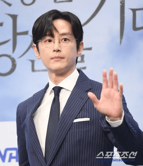 43岁韩国知名男星,将于24日举行婚礼,未婚妻是非艺人 插图2 43岁韩国知名男星,将于24日举行婚礼,未婚妻是非艺人 插图2