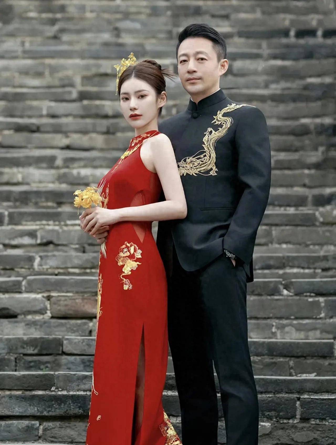 这组婚纱照片中中式婚服