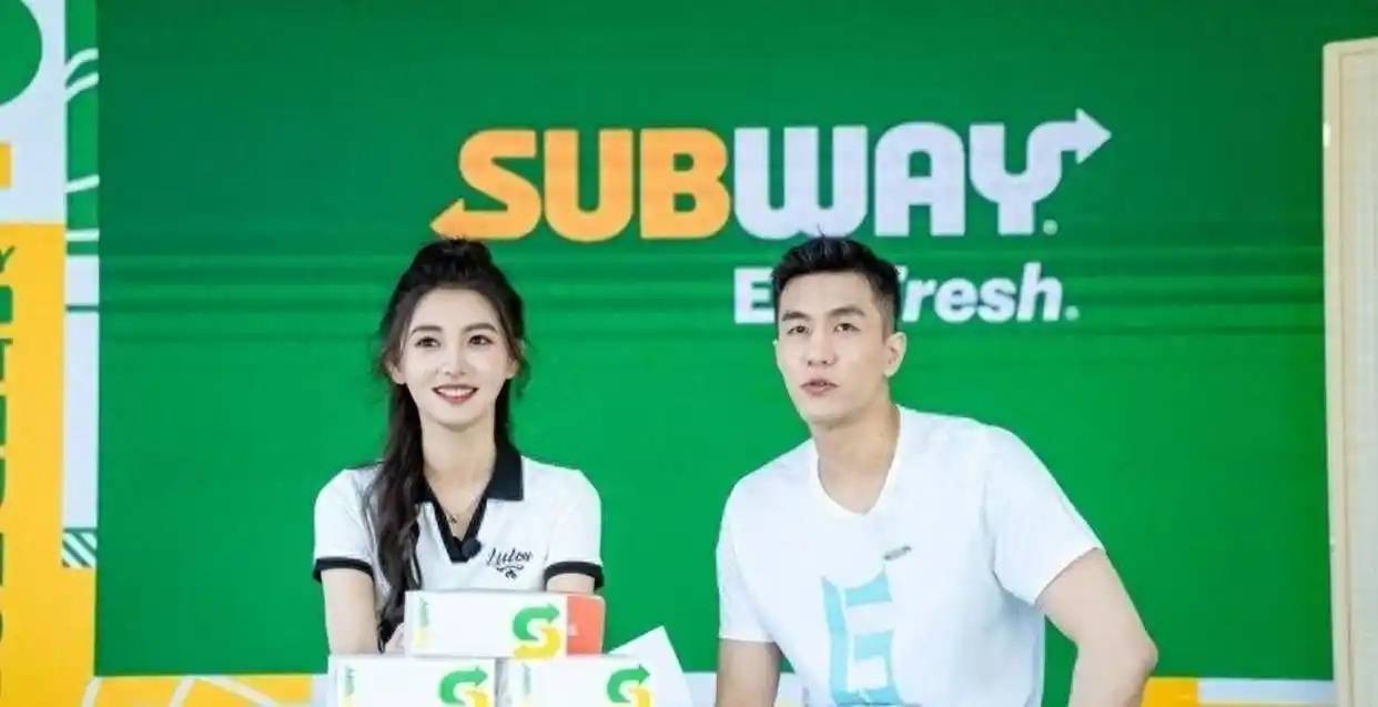 科比大女儿毕业👩‍🎓绶带印着父亲logo 珍妮阿姨颁发学位证