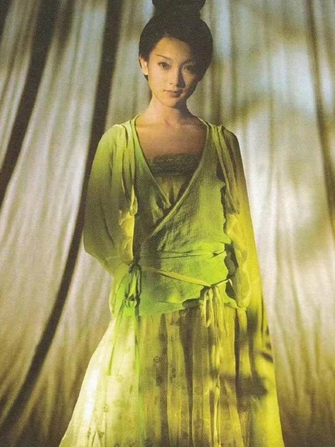 周迅又矮又瘦到底算不算美女?看她年轻照片,才知美人在骨不在皮