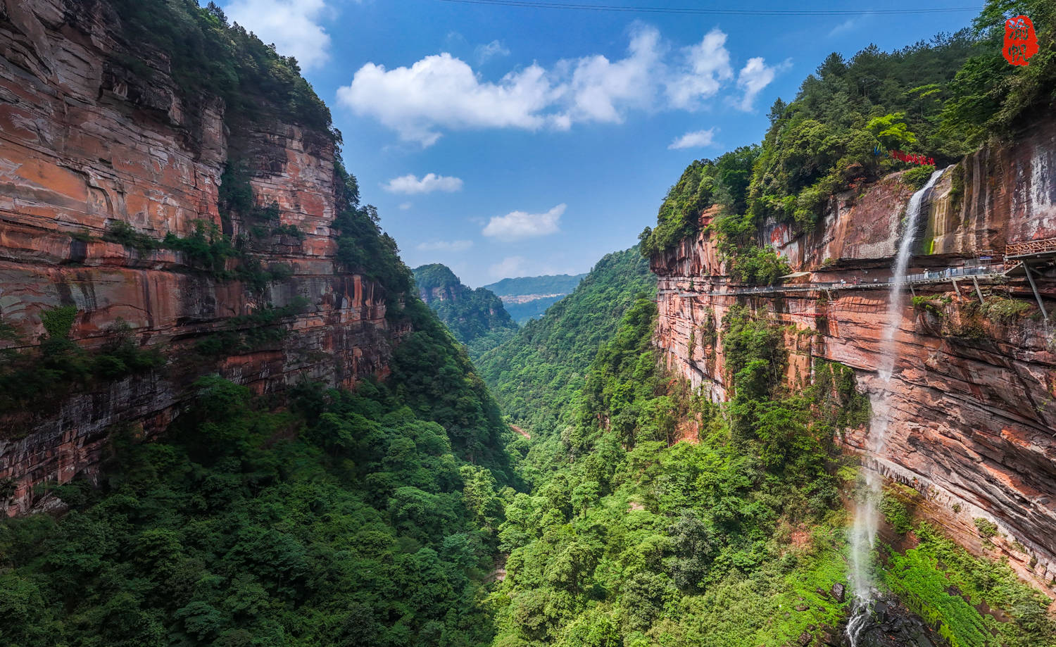 这里拥有独特的丹霞地貌景观,红色的岩石在岁月的雕琢下,形成了各种