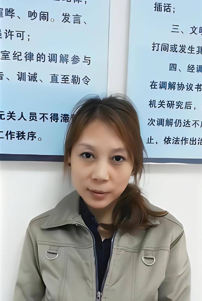 1999年,法子英落网的镜头,躺在床上表情痛苦,正可谓善恶终有报