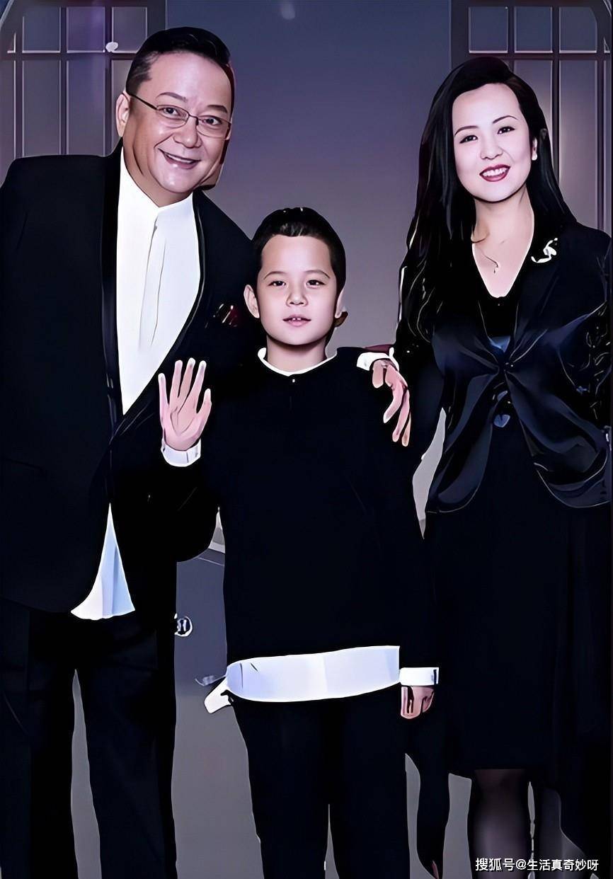 原创76岁王刚现状外孙和儿子同上高中他白发渐老妻子仍风韵犹存