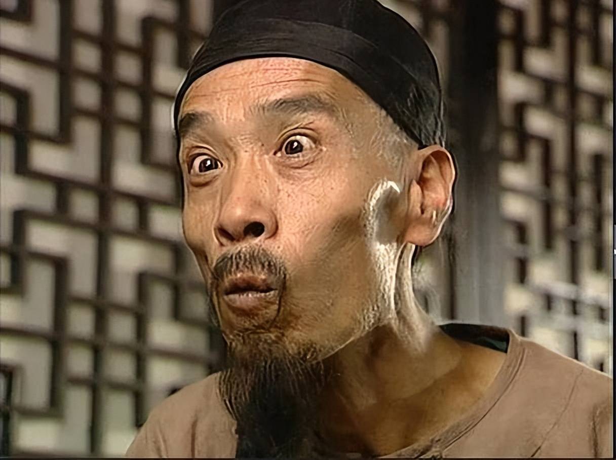 "贾队长"颜冠英:60岁演"汉奸"成名,79岁发福依旧不显老