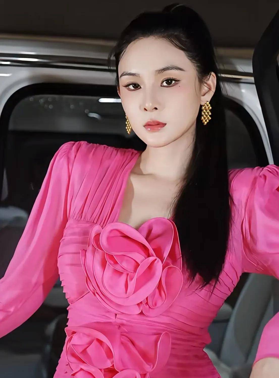 张颖颖晒时尚大片,野性又妖娆,撞脸汪小菲前任张雨绮