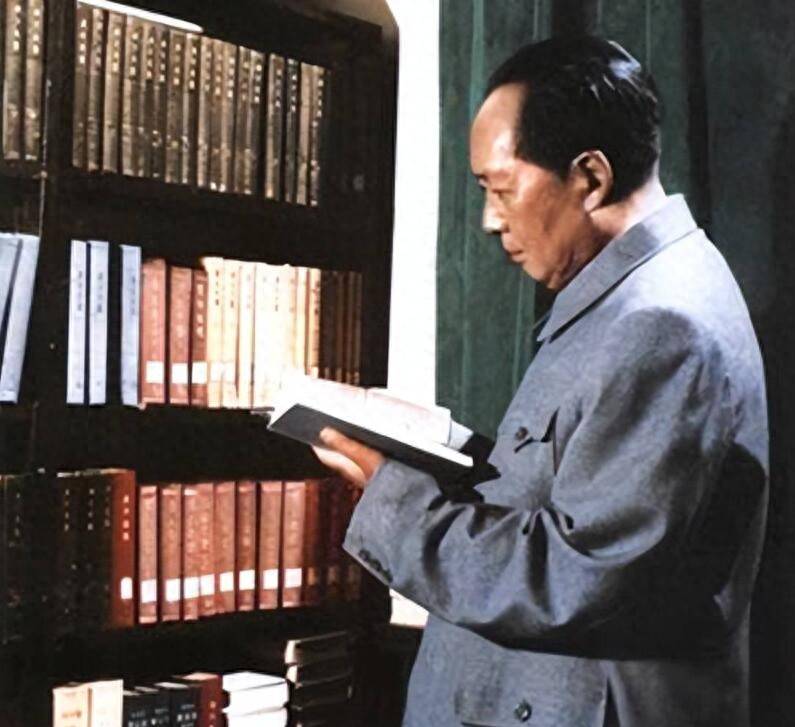 1974年，毛主席董事长看到他与邓冈（Deng Gong）和