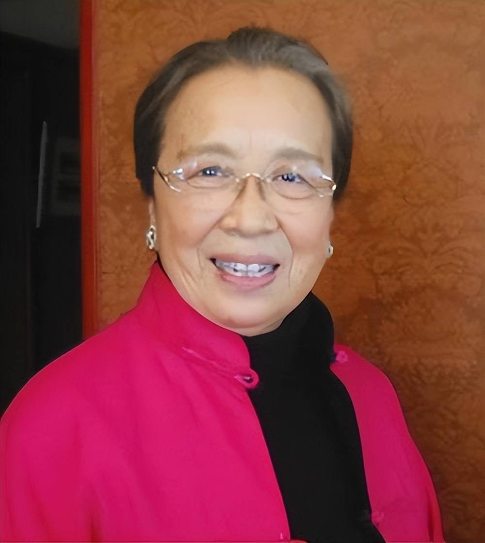 演员李明启现状:89岁依然硬朗,面容愈加慈祥,儿子成知名律师