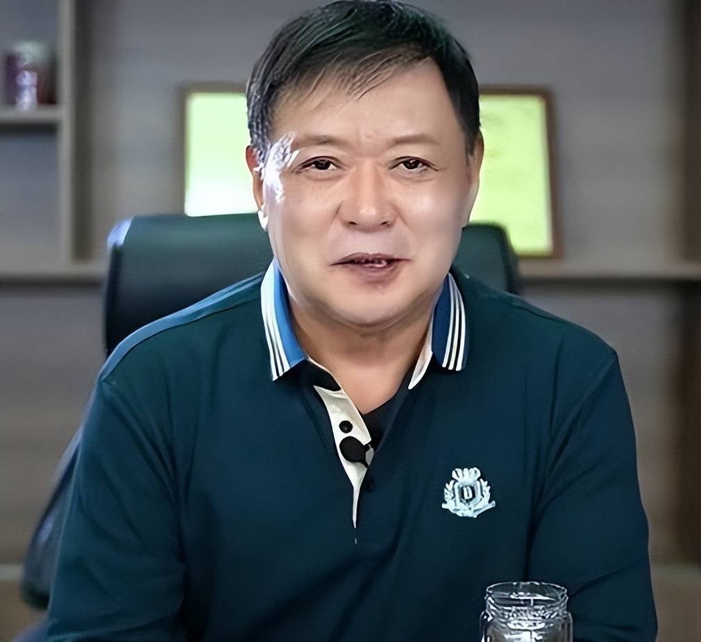 67岁迟志强罕见现身,在杜旭东别墅吃饭,茅台成箱喝脸都红了