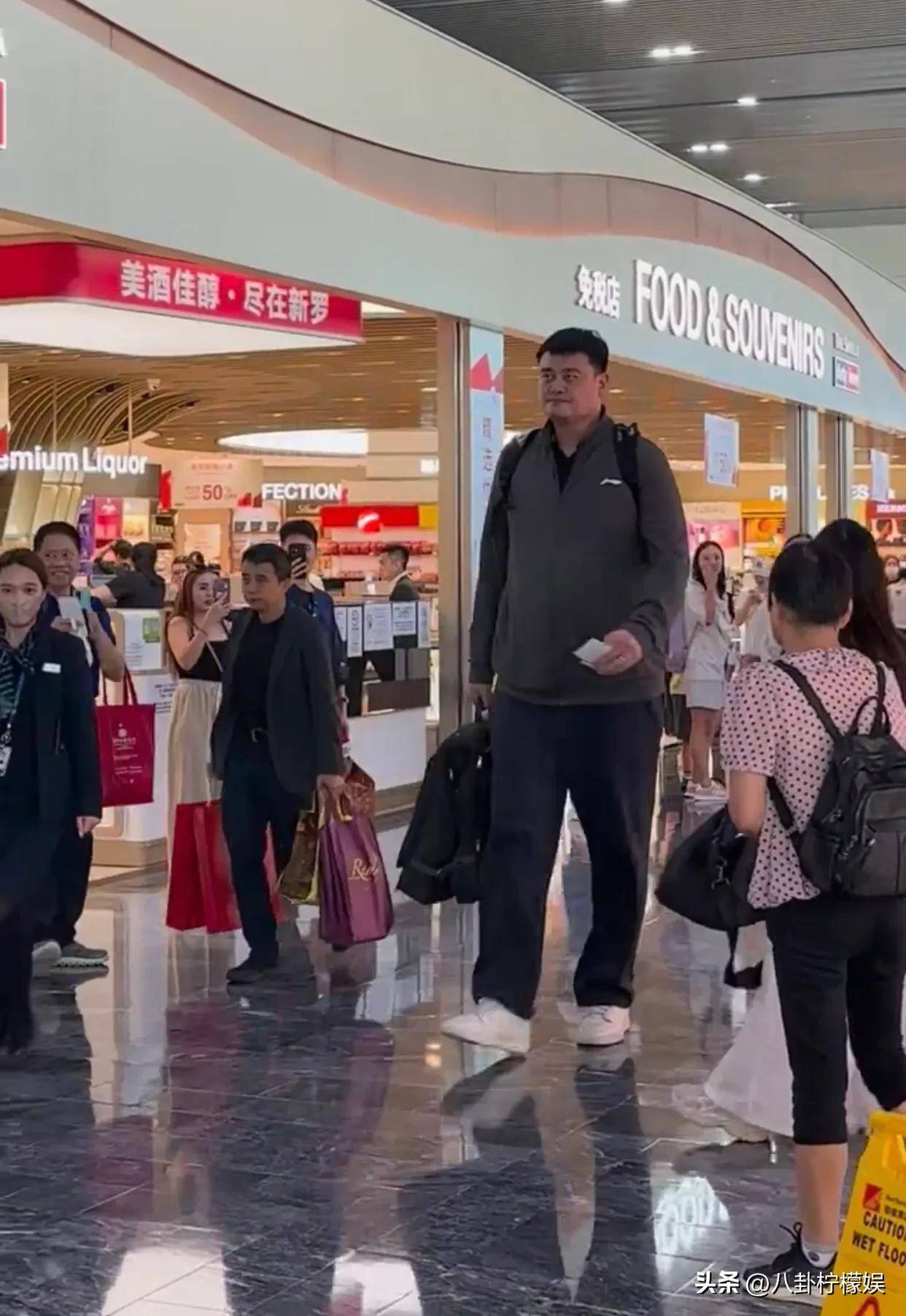 44岁姚明现身澳门机场,朴素低调打扮,身型发福走路费力