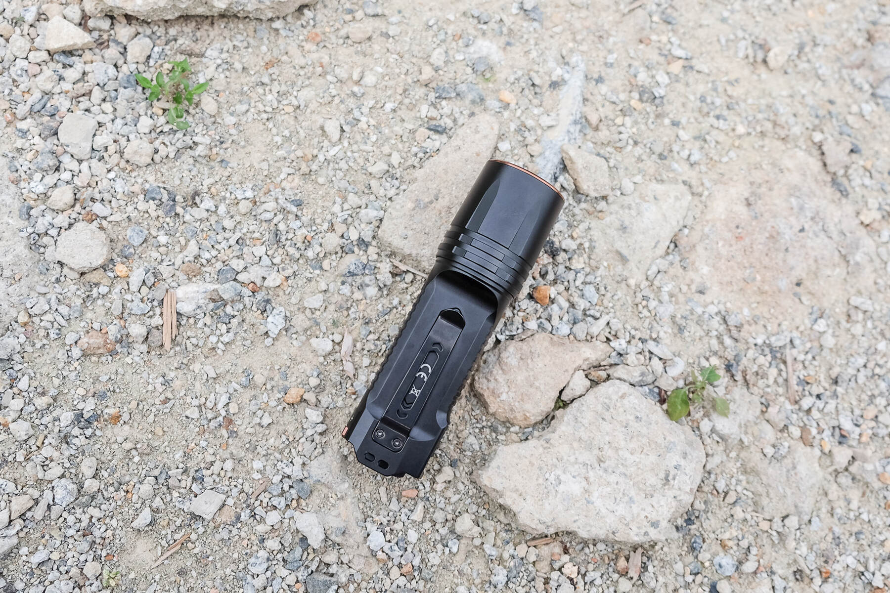 碾压级亮度，5800流明+610米远射程，这款战术手电让黑夜无所遁形