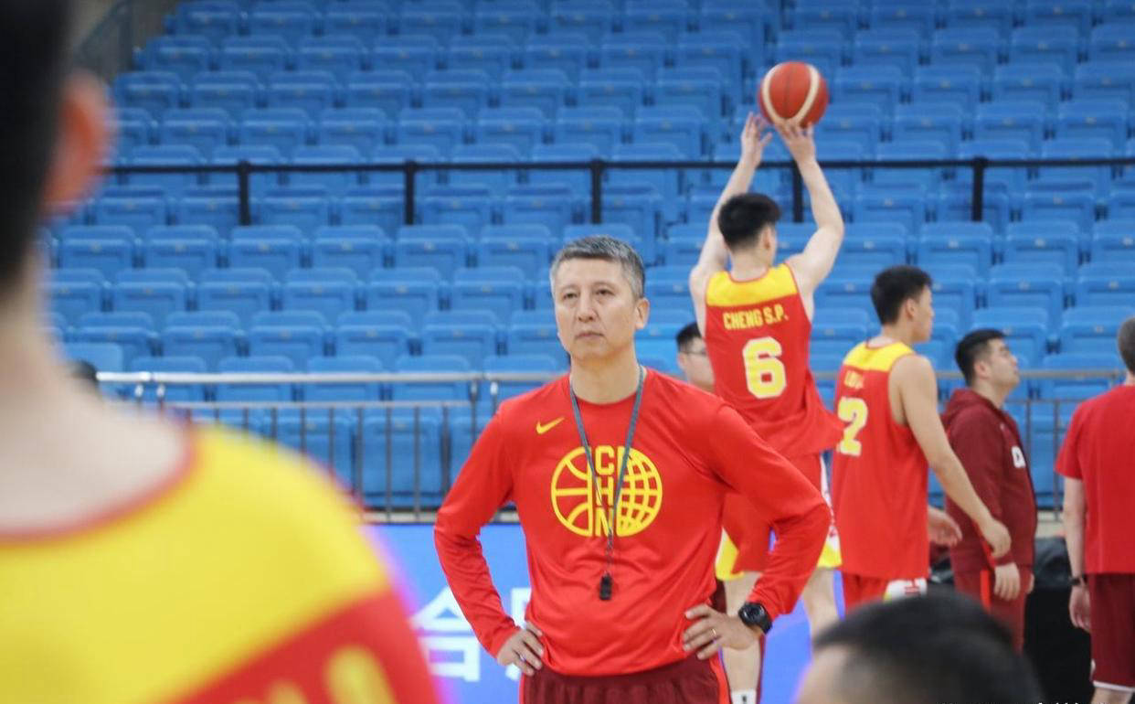 中国男篮亚洲杯12人名单浮现：三大中锋联手，孙铭徽或再度落选