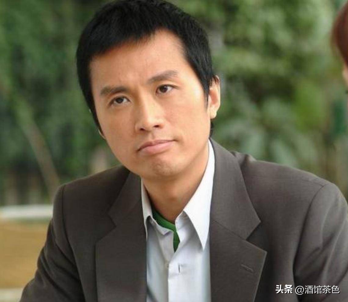 黄子华现状:65岁越老越有型,不结婚不生娃,独居豪宅,生活潇洒